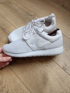 4.5Y Kids Nike Roshe Sneakers